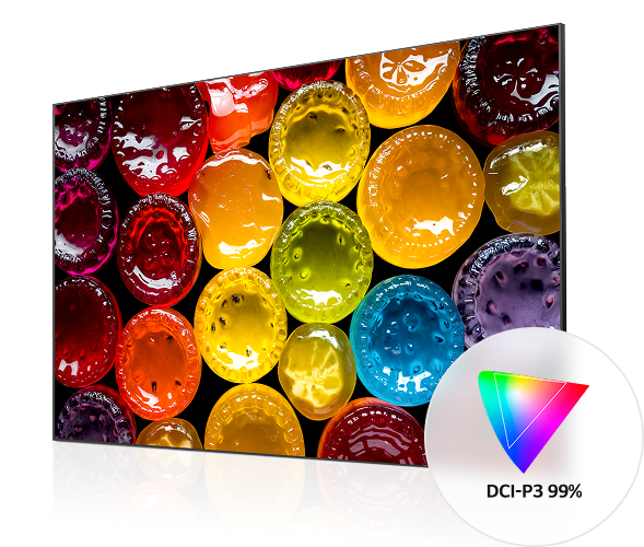 IPS Black 2.0이 지원하는 DCI-P3 99% 색 재현율을 강조하는 이미지. 선명하고 다채로운 색상의 젤리 형태 물체들이 사실적인 색감을 표현.