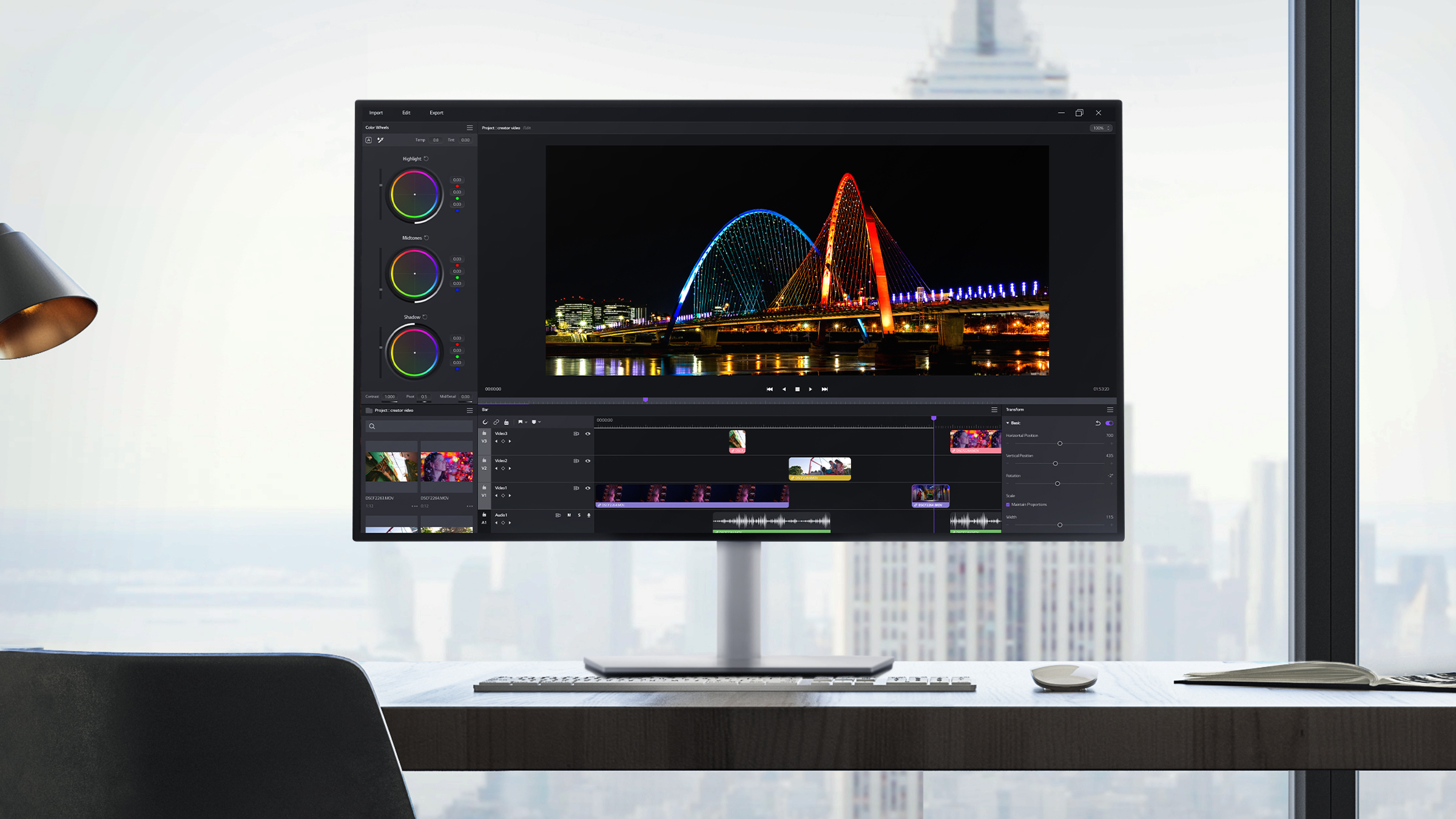 LG디스플레이의 IPS Black 2.0 모니터가 창가 앞 책상에 배치된 모습. 모니터에는 야경 사진을 편집 중인 디자인 프로그램이 실행 중이며, 창 밖의 도시 배경과 함께 조화롭게 연출됨.